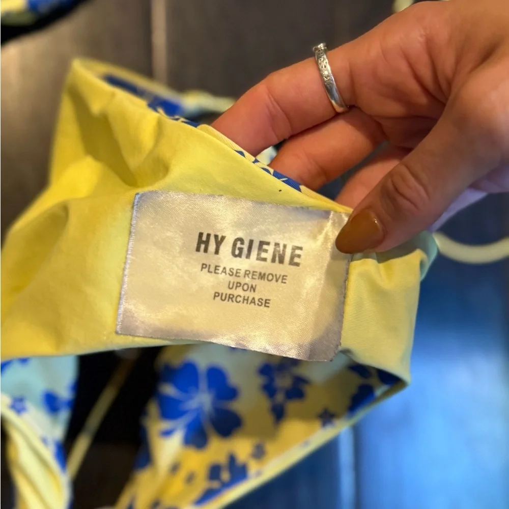 Bikini - Picture 4 of 4